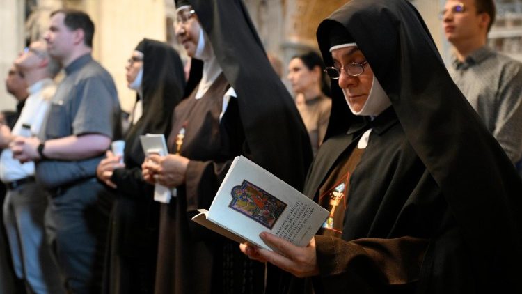 Des religieuses assistant à la messe