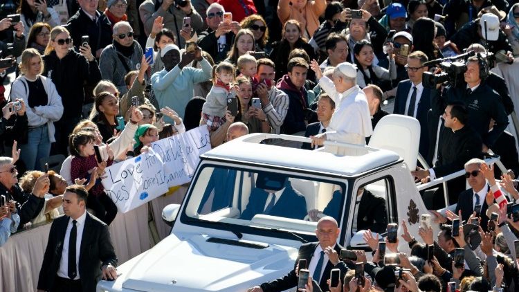 2025.11.05 आमदर्शन समारोह में संत पापा लियो प्रांगण में विश्वासियों का अभिवादन करते हुए