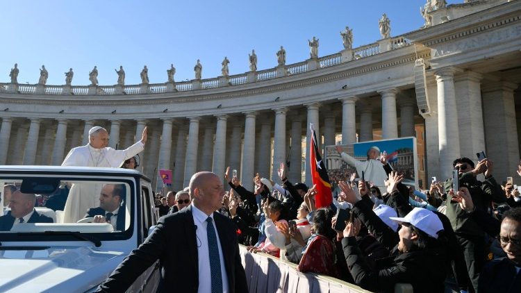 Papa akizungukia umati wa mahujaji