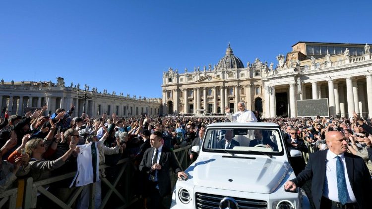 Lev XIV. mezi poutníky na Náměstí sv. Petra