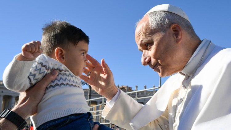 El Papa bendice a un niño durante su ceremonia de juramento en el papamóvil, ante la audiencia general. 