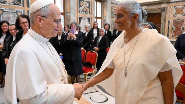 येसु और मरियम को समर्पित धर्मसंघ (जीजस एंड मेरी) तथा संत चार्ल्स बोरोमियो की मिशनरी धर्मबहनों (स्कालाब्रिनियन) के धर्मसंघ की धर्मसंबहनें पोप लियो 14वें से मुलाकात करते हुए