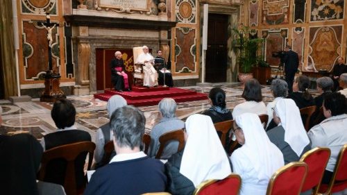 Il Papa alle religiose: continuare con tenacia a spendersi nella carit&agrave;