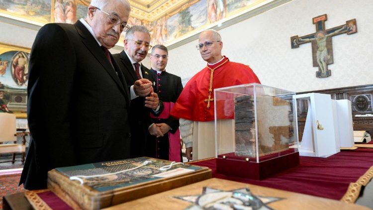 Pope Leo and President Abbas exchange gifts