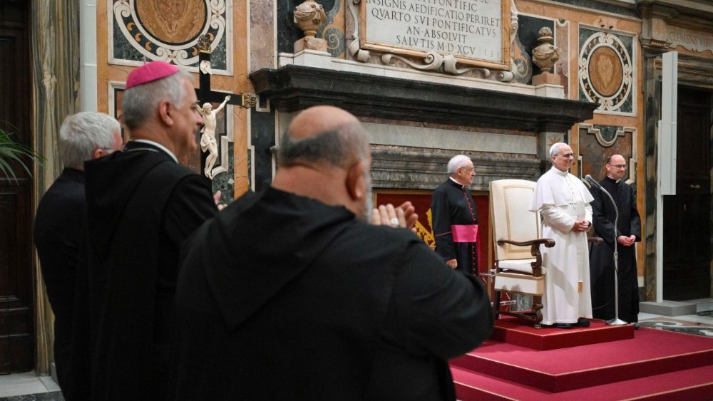 Leão XIV na audiência com os participantes da Assembleia Geral da Conferência Italiana dos Superiores Maiores (Vatican Media)