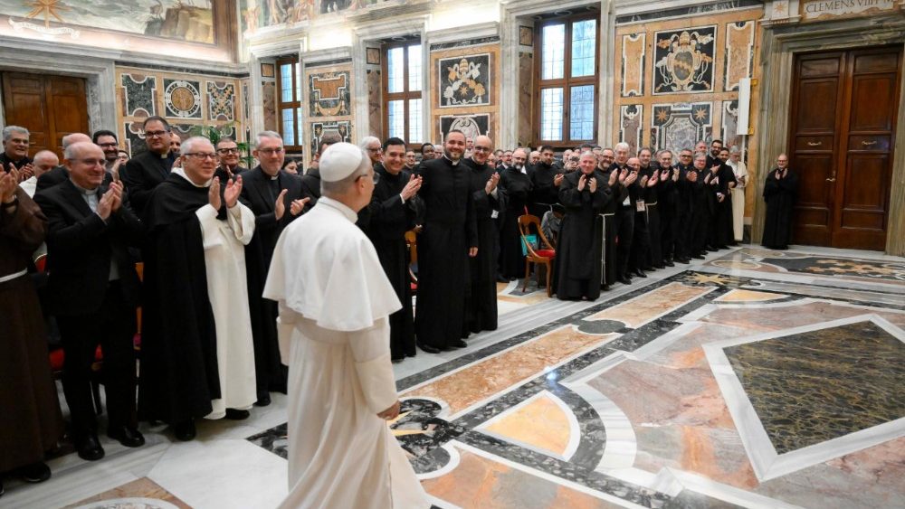 Leão XIV na audiência com os participantes da Assembleia Geral da Conferência Italiana dos Superiores Maiores (Vatican Media)