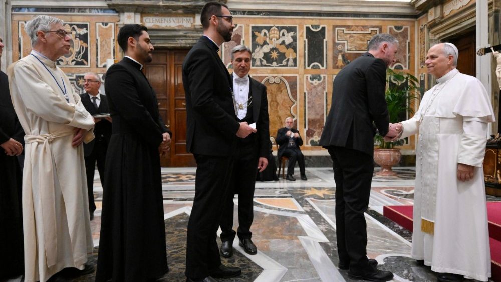 Leão XIV na audiência com os participantes da Assembleia Geral da Conferência Italiana dos Superiores Maiores (Vatican Media)