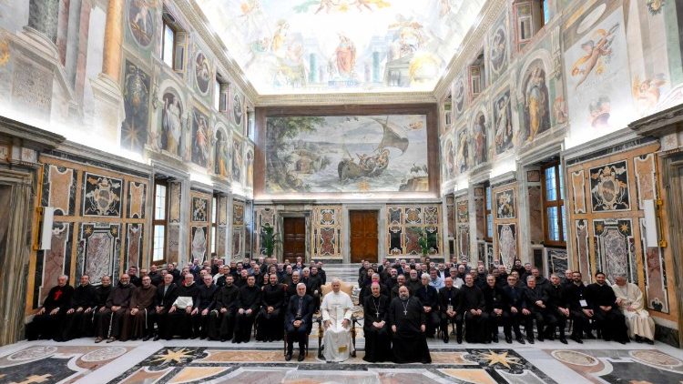 Leão XIV na audiência com os participantes da Assembleia Geral da Conferência Italiana dos Superiores Maiores (Vatican Media)
