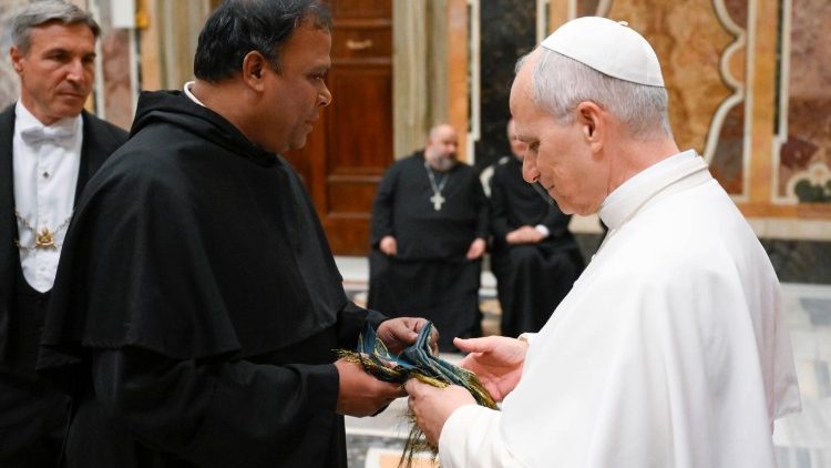 Un religioso offre un dono al Papa