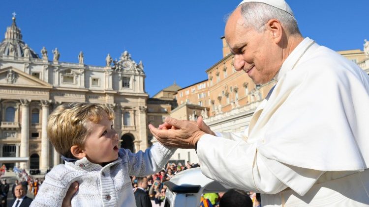 Papež Lev XIV. žehná dětem na Svatopetrském náměstí