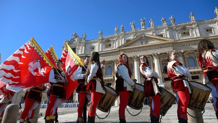 Jubilejní audience se zúčastnily italské folkloristické skupiny