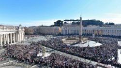 Wierni na Placu św. Piotra
