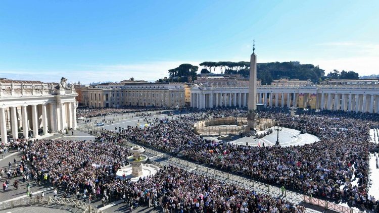 Wierni na Placu św. Piotra