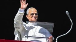 Lev XIV. počas modlitby Anjel Pána