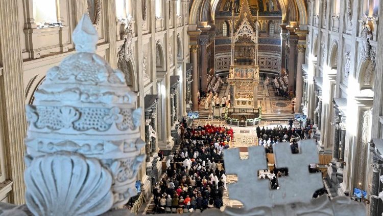 Szentmise a p&aacute;pai sz&eacute;kesegyh&aacute;zban 