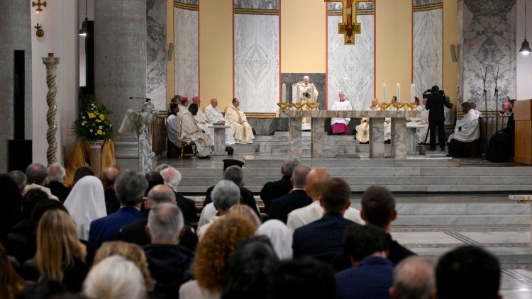 البابا: لتكن الكنيسة المكان الذي ينطلق منه كل شيء وإليه يعود كل شيء