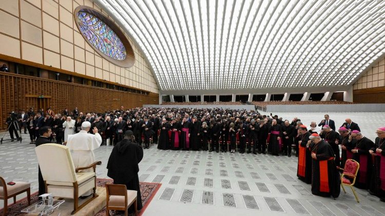 Papa akisalimia washiriki wa Kongamano