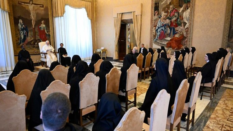 As monjas na Sala do Consistório com o Papa Leão