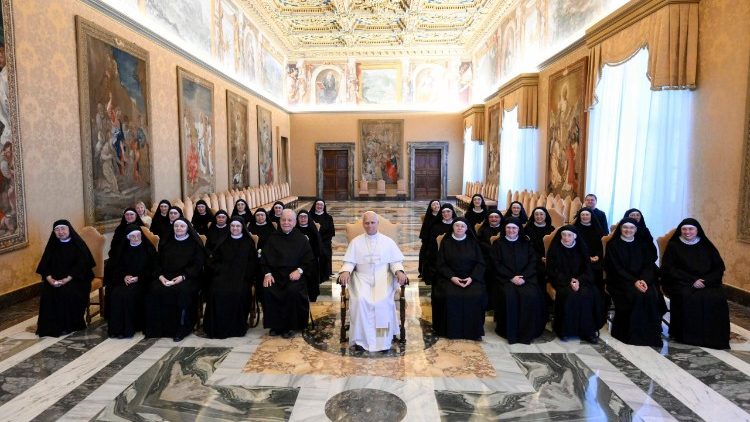 As monjas na Sala do Consistório com o Papa Leão