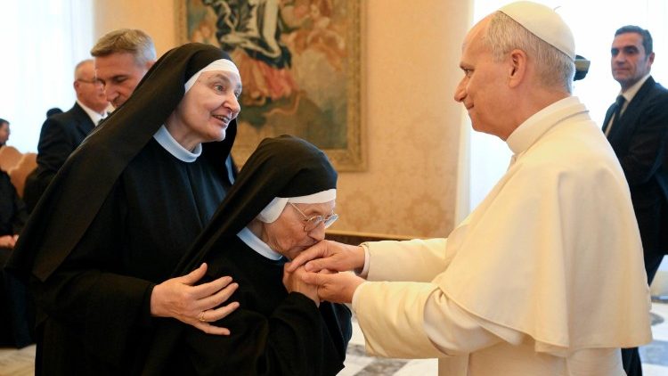 Påve Leo XIV mötte på torsdagen augustinersystrar som lever i klausur
