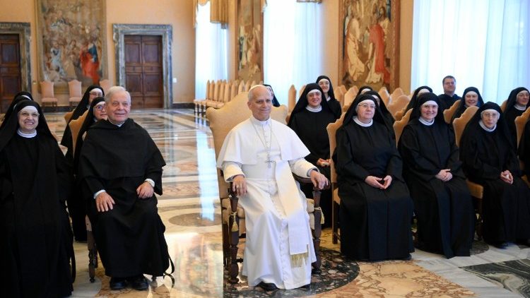 Papa na watawa wa kiagostinian