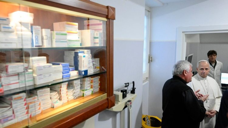 L'aumônier explique les activités de l’ambulatoire "Mère de la Miséricorde" .