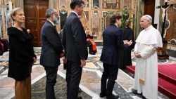 सन्त पापा लियो 14 वें  जिनेमा जगत के कलाकारों से मुलाकात करते हुए