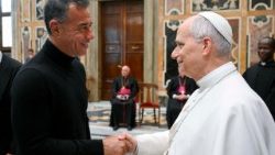 Leone XIV e Matteo Garrone al termine dell'udienza ai rappresentanti del mondo del cinema