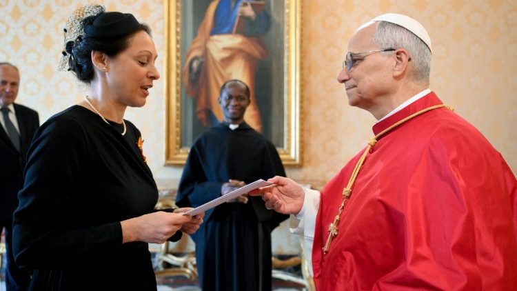 Новая пасол Грэцыі пры Святым Пасадзе, спадарыня Дэспіна Пулу, уручыла даверчыя граматы Папу Льву XIV