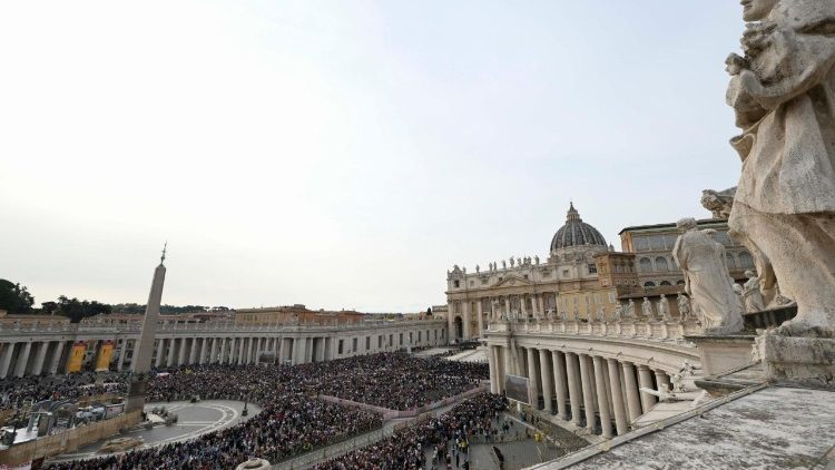 40,000 people gathered in St. Peter’s Square for the Angelus
