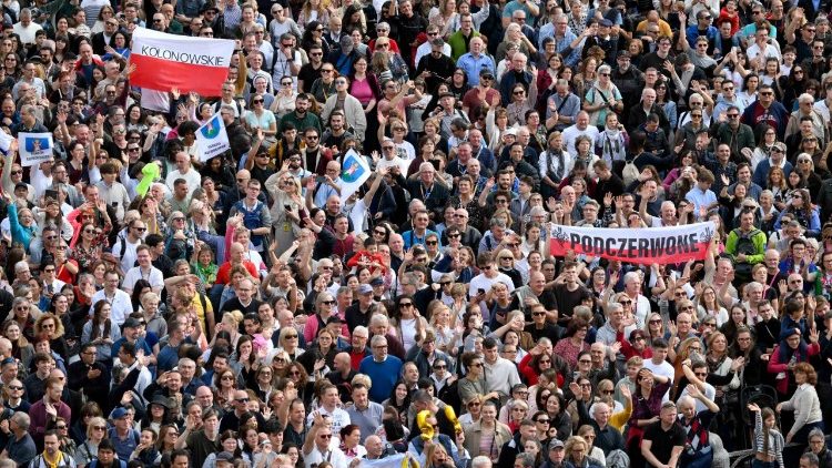 Poutníci shromáždění k modlitbě Anděl Páně na Svatopetrském náměstí, 16. listopadu 2025