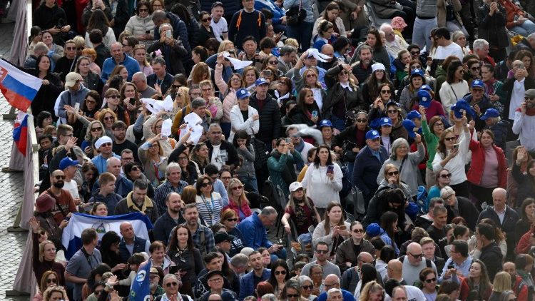 Veriaci počas modlitby Anjel Pána