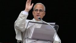 Papež Lev XIV. zdraví poutníky na Svatopetrském náměstí před modlitbou Anděl Páně v neděli 16. listopadu