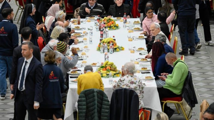 Папа разделяет трапезу с 1300 гостями: момент братства в Зале Павла VI 16 ноября 2025 г.