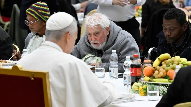 Un déjeuner du Pape avec les pauvres.