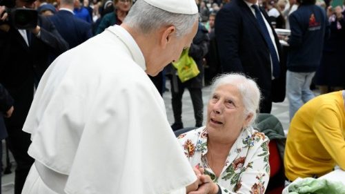 Papa akimsalimia bibi mmoja baada ya chakula na Maskini.