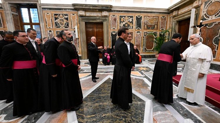 Папата със свещениците дипломати