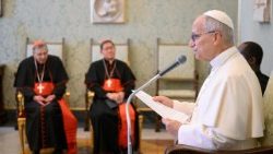 Påve leo XIV med medlemmar i Katolska Bibelfederationen