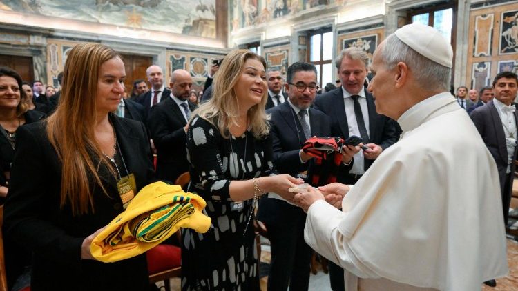 2025.11.17: Pàpa azali kopesa mbote na basangani ya likita moko na ntina etali bizaleli malamu na mosala ya bokolongono bwa nzoto