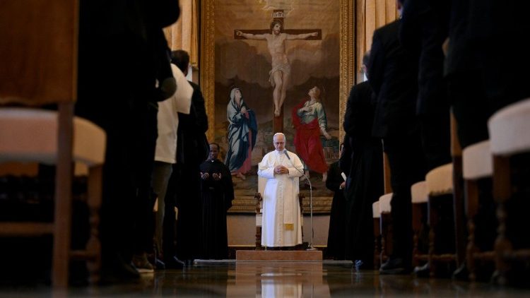 Папата с участниците в курса