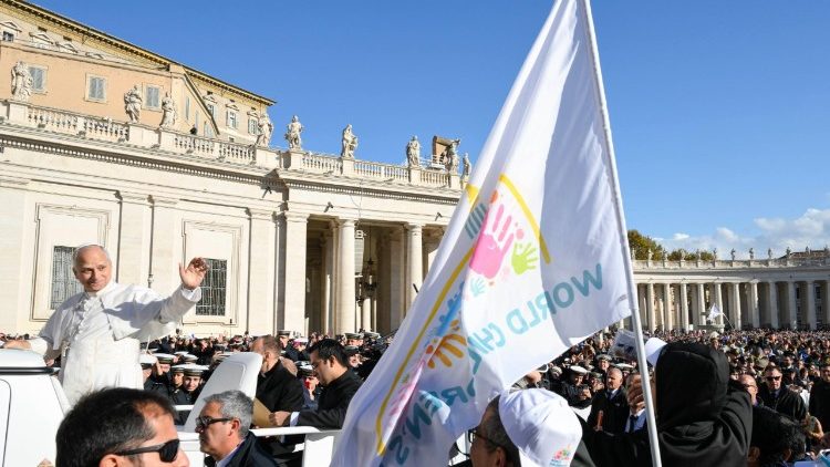 Una delegación de niños con la bandera de la Jornada Mundial estuvo presente en la Audiencia General de este miércoles 19 de noviembre.