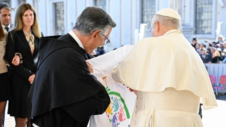 Leon XIV podpisał flagę z symbolem II Światowego Dnia Dzieci