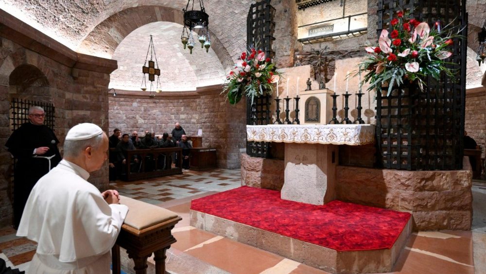 Leon XIV în rugăciune la mormântul sfântului Francisc din Assisi