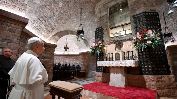 Papież Leon XIV modli się przy grobie św. Franciszka w Asyżu