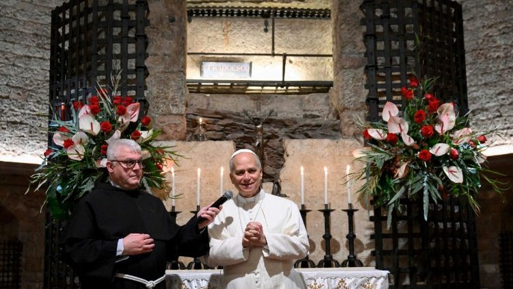 Lev XIV. před hrobem sv. Františka