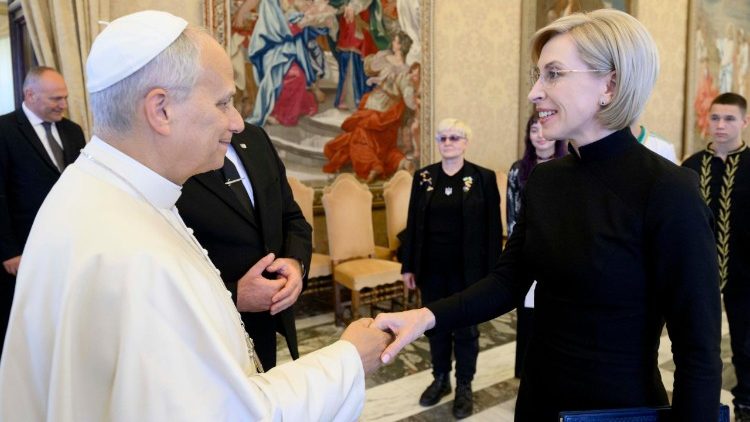 Z Leonem XIV spotkały się żony i matki uprowadzonych mężów i synów