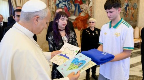 Papst Leo XIV. und ukrainische Kinder, die kürzlich von der Russischen Föderation in ihre Heimat zurückgebracht wurden.