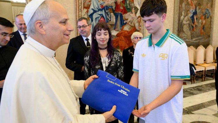 Leon XIV otrzymał koszulkę organizacji działającej na rzecz powrotu uprowadzonych dzieci na Ukrainę