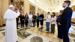 El Papa reunido con los ucranianos recientemente repatriados