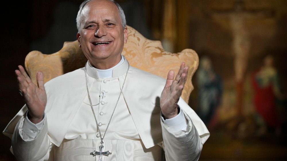 Papa Leon XIV într-o legătură video cu 16.000 de participanți la Conferința națională a tineretului catolic, reuniți pe stadionul ”Lucas Oil” din Indianapolis, SUA